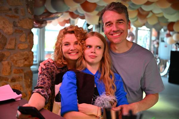 Bild 1 von 28: (v.l.n.r.) Annette Frier (Annette Frier); Jola (Maria Matschke Engel); Sascha (Alexander Khuon)