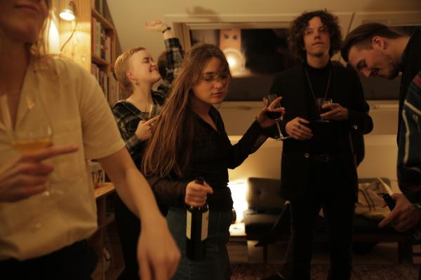 Bild 1 von 1: Während einer Hausparty versucht Klara (Darin Hagi), zu vergessen. Doch weder die Flasche Wein, noch das gemeinsame Feiern mit ihren Freunden kann darüber hinwegtäuschen, was ihr passiert ist.