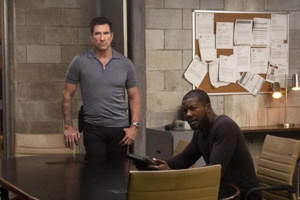 Bild 1 von 8: Remy Scott (Dylan McDermott, l.); Ray Cannon (Edwin Hodge, r.)