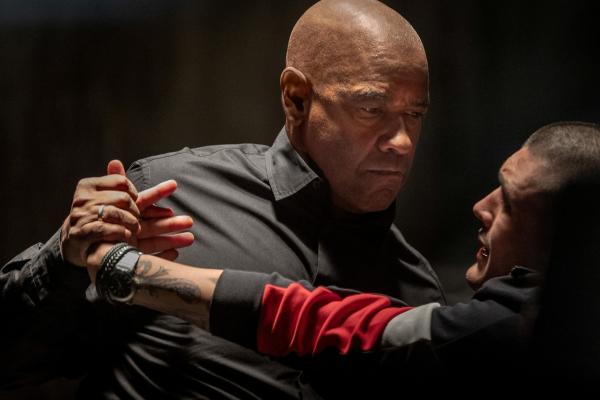 Bild 1 von 11: Robert McCall (DENZEL WASHINGTON) takes out Marco (ANDREA DODERO) in Columbia Pictures THE EQUALIZER 3. Photo by: Stefano Montesi
