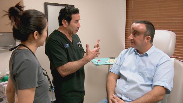 Bild 1 von 5: Dr. Nassif (l.); George (r.)