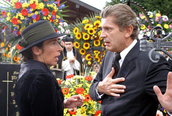 Bild 1 von 1: Im Bild: Adele Neuhauser (Julie), Georges Kern (Bürgermeister).