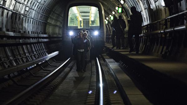 Bild 1 von 4: Drei Männer entführen in Kopenhagen einen U-Bahnwagon mit 15 Insassen und verschanzen sich in einer noch im Bau befindlichen U-Bahnstation.