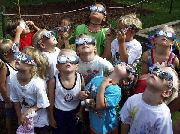Bild 1 von 12: Im Bild: Kinder eines örtlichen Kindergartens blicken am 10. August 1999, nur einen Tag vor der letzten Sonnenfinsternis dieses Jahrhunderts, durch Sonnenfinsternis-Sonnenbrillen.