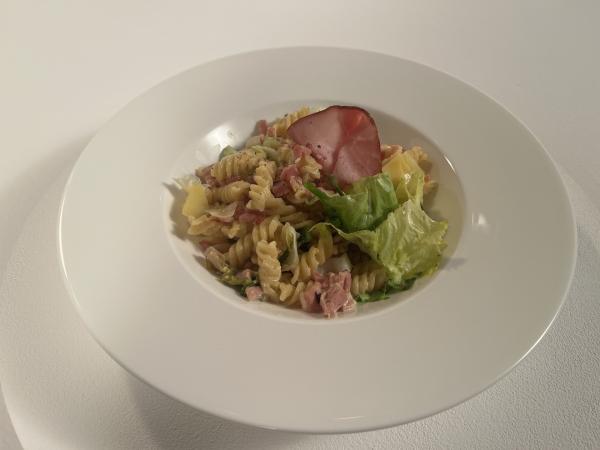 Bild 1 von 32: Hans-Jörg Bachmeier kocht Schinkennudeln mit Endiviensalat.