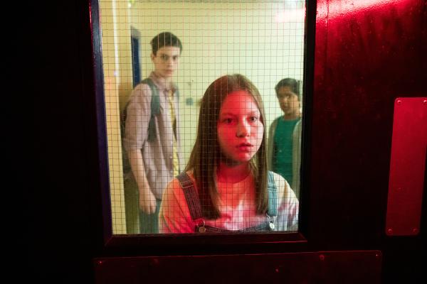 Bild 1 von 5: Meg (Katy Byrne, M.), Louis (Oliver Cunliffe, l.) und Glen (Krish Misra) irren durch die Flure des Fabrikgebäudes und suchen nach Kaz.