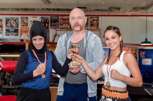 Bild 1 von 7: Im Bild: Nuray (Derya Flechtner, l.) und Leonie (Cosima Henman, r.) träumen von einer Karriere im Boxring. Boxtrainer Volker (Rainer Sellien, M.) soll ihnen dabei helfen.