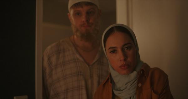 Bild 1 von 3: Momos Schwester Maryam (Asma El Mouden) und ihr Verlobter Ilias (Jim Deddes) konfrontieren Momo wegen seines Buches und sehen einer möglichen Veröffentlichung besorgt entgegen.