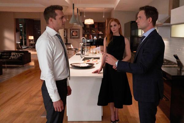 Bild 1 von 2: Mike (Patrick J. Adams, r.) kehrt überraschend zurück und tritt in einem Fall gegen Harvey (Gabriel Macht, l.) an. Donna (Sarah Rafferty, M.) spürt, dass dies, was als freundschaftliches Duell begann, kompliziert wird.