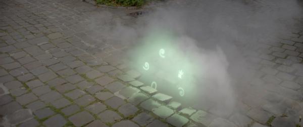 Bild 1 von 4: Nebel voller seltsamer Zeichen steigt auf aus Londons Untergrund. Schuld ist die Zeitmaschine.