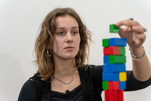 Bild 1 von 3: Macht uns Perfektionismus wirklich besser? Eine Studentin beim Wettbewerb um den höchsten Turm.