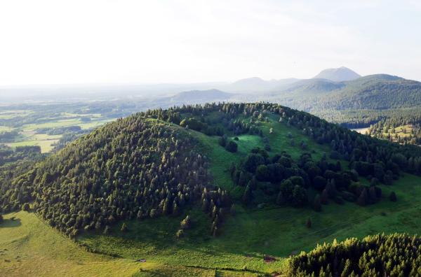 Bild 1 von 6: Die Chaîne des Puys, eine Kette von etwa 80 Vulkanen, liegt im Norden des Zentralmassivs.
