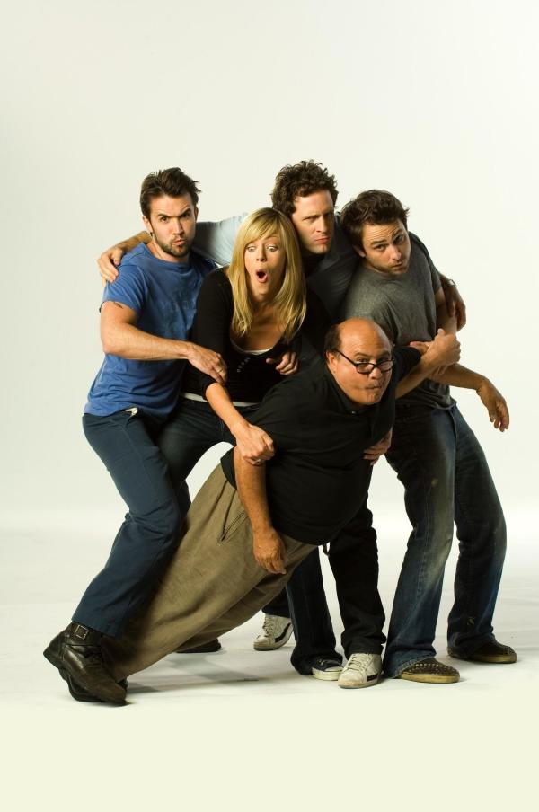 Bild 1 von 18: (3. Staffel) - It's Always Sunny in Philadelphia: Frank (Danny DeVito, vorne), Dee (Kaitlin Olson, 2.v.l.), Dennis (Glenn Howerton, 2.v.r.), Charlie (Charlie Day, r.) und Mac (Rob McElhenney, l.) ...