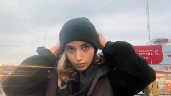 Bild 1 von 3: Im Bild: Eine von vielen jungen Iranerinnen, die sich dem Mullah-Regime widersetzen und ihre Freiheit einforderen. Wegen der Gefahr von Repressionen ist ihr Gesicht durch KI anonymisiert.