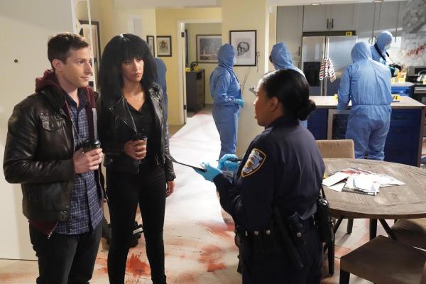 Bild 1 von 14: Jake Peralta (Andy Samberg, l.); Rosa Diaz (Stephanie Beatriz, r.)