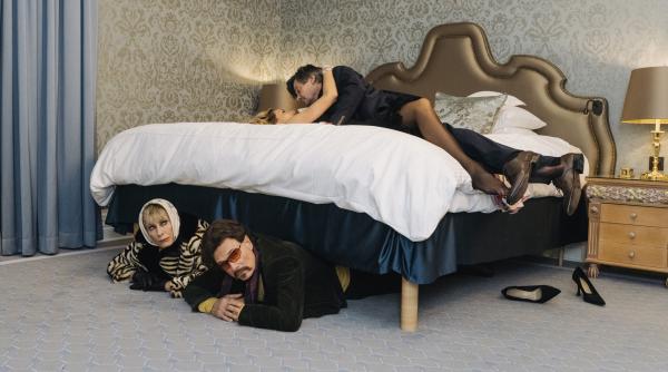 Bild 1 von 25: Evelyn Moser (Andrea Sawatzki, unten li.) und Adam Lansky (Christian Berkel, unten re.) werden unfreiwillig Zeuge eines Schäferstündchen zwischen Lene Halfmann (Hedi Honert) und Dr. Robert Moser (Fritz Karl).