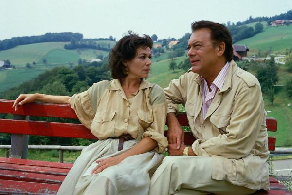 Bild 1 von 1: Prof. Brinkmann (Klausjürgen Wussow, r.) trifft Maria Rothenburg (Hannelore Elsner, l.). Dass er seiner Frau Unrecht getan hat, belastet ihn sehr.