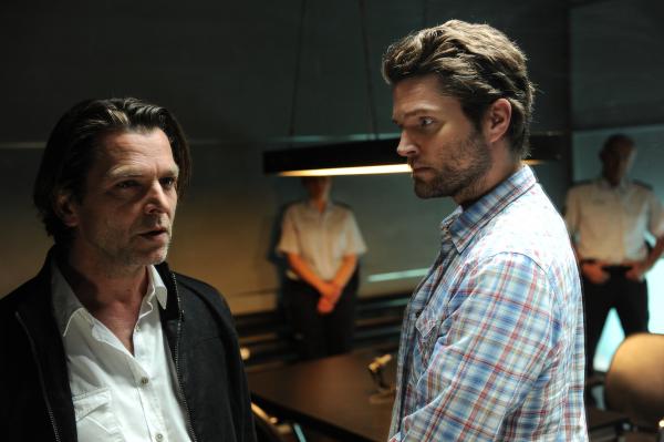 Bild 1 von 6: Jo Stoll (Peter Ketnath, r.) nimmt Daniel Sperber (Jörg Pintsch, l.) in die Mangel. Daniel Sperber kann nicht verstehen, warum er verdächtigt wird - er hat doch ein wasserdichtes Alibi. Beamte sichern die Vernehmung.