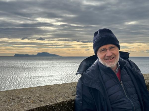 Bild 1 von 7: Harald Lesch macht sich am Golf von Neapel ein Bild von den Phlegräischen Feldern, einem unterirdischem Vulkangebiet, das bei einem Ausbruch die Dimension eines Supervulkans erreichen könnte - mit möglichen Auswirkungen auch auf uns in Deutschland.