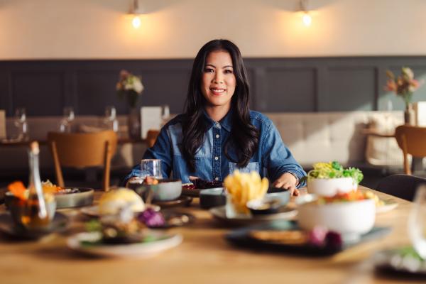 Bild 1 von 10: Dr. Mai Thi Nguyen-Kim nimmt das Publikum mit auf die molekulare Ebene der Nahrungsmittel und macht sichtbar, wie sich unser Essen während der Zubereitung verändert, wie es genießbar und warum es schmackhaft wird.