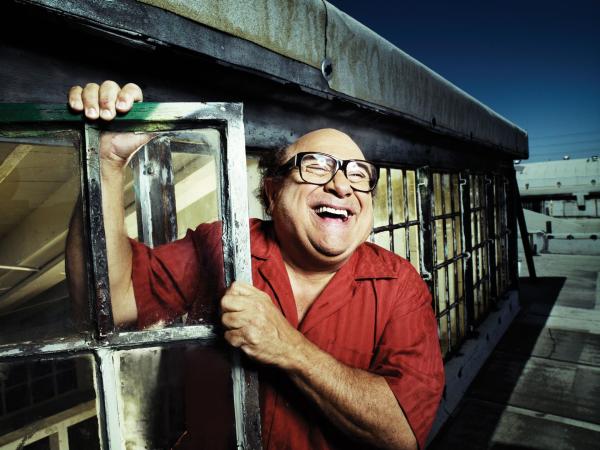 Bild 1 von 9: (6. Staffel) - Frank Reynolds (Danny DeVito) ist der juristische Vater von Dennis und Dee, beteuert immer nur das Beste für seine Kinder zu wollen, nutzt sie allerdings ständig aus und spannt sie für seine Zwecke ein ...