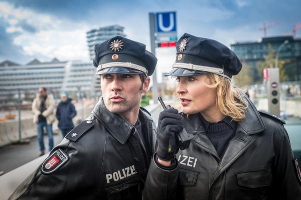Bild 1 von 11: Melanie (Sanna Englund, r.) und Mattes (Matthias Schloo, r.) suchen nach dem Flüchtigen Kusnezow.