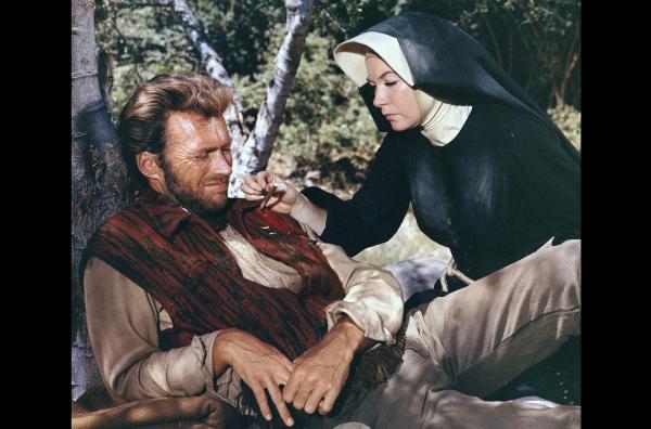 Bild 1 von 6: Ausgelöst durch ein Missverständnis mit mexikanischen Indigenen wird Hogan (Clint Eastwood) von einem Bogenschuss in die Brust getroffen. Fürsorglich kümmert sich die Nonne Sara (Shirley MacLaine) um den Verwundeten.