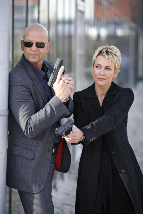 Bild 1 von 19: Im Einsatz: Michael Naseband (l.) und Alexandra Rietz (r.) ...