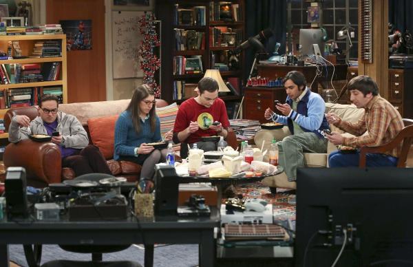 Bild 1 von 32: Die Clique ist längst vom Virus des Technologie-Zeitalters befallen, doch während Leonard (Johnny Galecki, l.), Sheldon (Jim Parsons, 3.v.l.), Raj (Kunal Nayyar, 2.v.r.) und Howard (Simon Helberg, r.) wie verrückt in die Tasten tippen, kämpft Amy (Mayim Bialik, 2.v.l.) mit der mangelnden Kommunikation untereinander ...