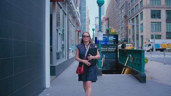 Bild 1 von 12: Eileen Kinsella auf dem Weg ins Büro.
