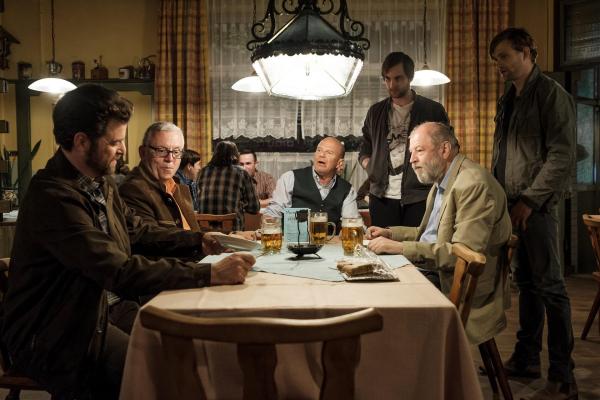 Bild 1 von 18: Im Bild (v.li.): Heinz-Arthur Boltuch (Hubert Hirschler), Komparse, Johannes Seilern (Josef Schindl), Georg Rauber (Jakob Schindl), Komparse, Michael Steinocher (Simon Steininger).