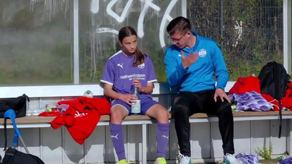 Bild 1 von 1: Coaching am Spielfeldrand: Eriona und die Mannschaft bekommen es mit einem aggressiven Gegner zu tun.
