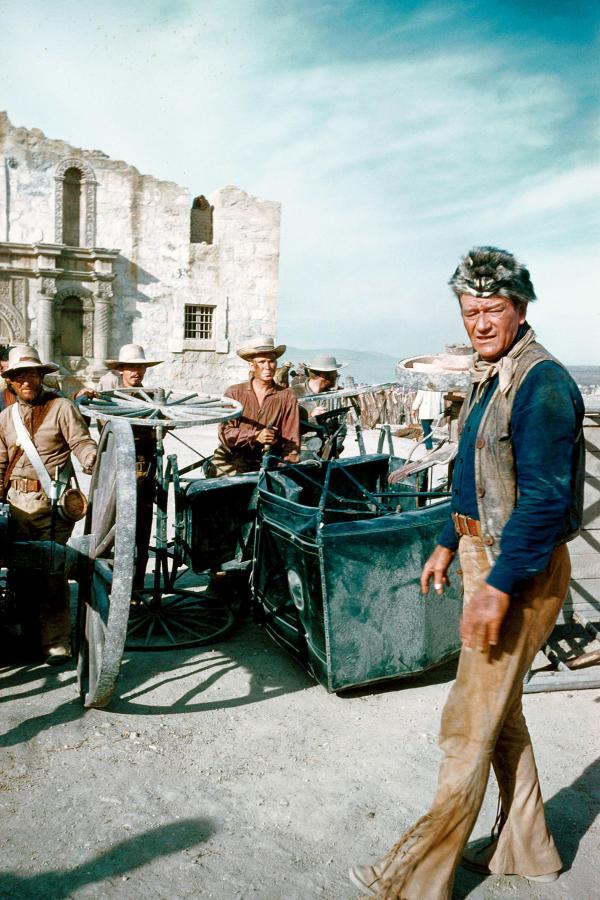 Bild 1 von 5: Unter Colonel David Crockett (John Wayne, re.) trotzen Dutzende Männer der anrückenden mexikanischen Armee. Tagelang bieten sie einer erdrückenden Übermacht die Stirn und warten auf Verstärkung.