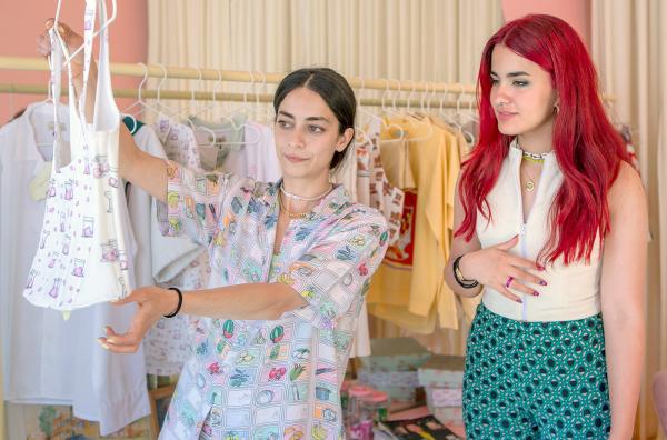 Bild 1 von 7: Der Stadtteil Al Weibdeh ist das Zuhause der Modedesignerin Tania Haddad (li.). Heute findet noch ein Fotoshooting für ihr Label statt.