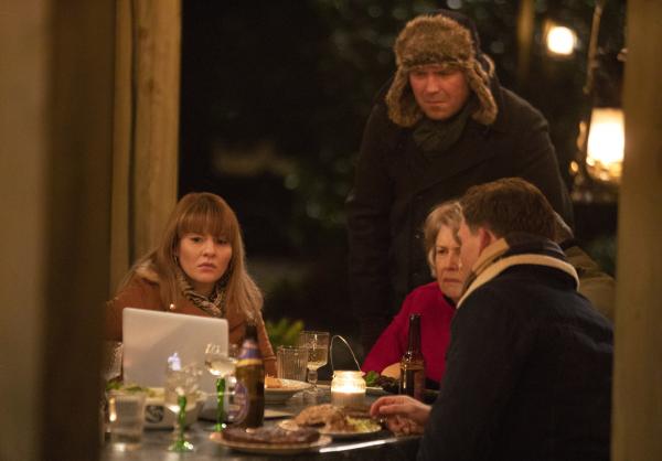 Bild 1 von 6: Rosie Lyons (Ruth Madeley, l.), Stephen Lyons (Rory Kinnear, M.), Muriel Deacon (Anne Reid, 2.v.r.) und Ralph Cousins (Dino Fetscher, r.) im Video-Call mit Edith.
