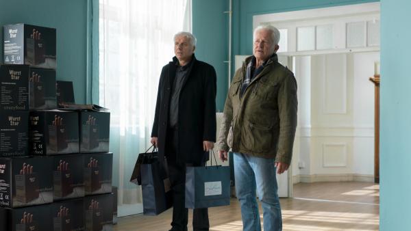 Bild 1 von 31: Von links: Franz Leitmayr (Udo Wachtveitl) und Ivo Batic (Miroslav Nemec) stehen in Silkes Wohnung.