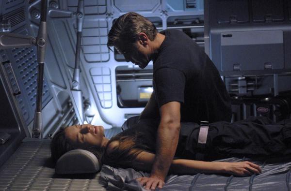 Bild 1 von 5: Rheya (Natascha McElhone, l.), Kelvin (George Clooney, r.)