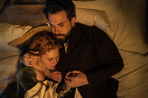 Bild 1 von 7: Elizabeth Tudor (Alicia von Rittberg, l.); Thomas Seymour (Tom Cullen, r.)