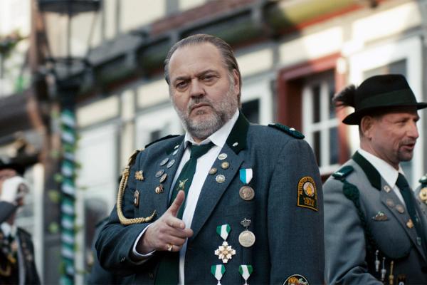 Bild 1 von 5: Wolfgang Kercher (Jan-Gregor Kremp) hat alle Schrottplätze der Gegend aufgekauft. Jetzt fehlt ihm nur noch der der Talhammers.