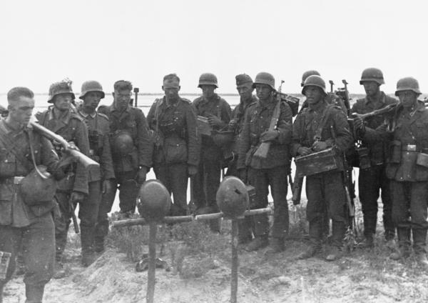 Bild 1 von 2: Millionen deutsche Männer kämpften als Soldaten im Zweiten Weltkrieg - Alltag und Schrecken lagen dicht beieinander.