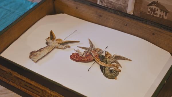 Bild 1 von 9: Papierfiguren muss man verstärken, damit sie nicht mit der Zeit Schaden nehmen. Wichtig ist natürlich, dass sie erhalten bleiben.