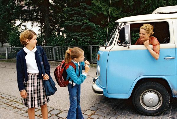 Bild 1 von 12: Paula (Martina Gedeck, r.) ist mit ihren beiden Töchtern Fidel (Anja Sommavilla, l.) und Lisa (Sidonie von Krosigk, M.) wieder mal umgezogen. Hoffentlich bleiben sie diesmal länger ...