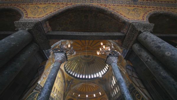 Bild 1 von 2: Die Kuppel der Hagia Sophia ist ein architektonisches Meisterwerk, das sogar als achtes Weltwunder bezeichnet wurde.