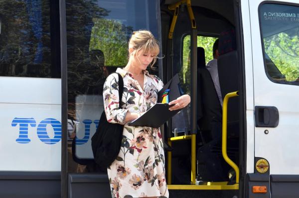 Bild 1 von 18: Als die junge Lehrerin Antonia Limpinski (Valerie Niehaus) erfährt, dass sie nur ohne Zweitlehrer auf die Abschlussfahrt nach Mallorca gehen kann, sieht sie keine Probleme auf sich zukommen. Denn ihre 12b interessiert sich nur für Kunst, Kultur und sonst nichts ...