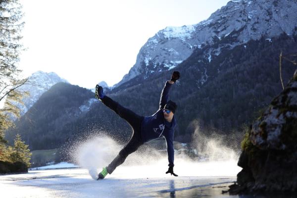 Bild 1 von 7: In einer Mischung aus Akrobatik und Breakdance gleitet Patrick Brunold über die zugefrorene Eisfläche des Hintersees.