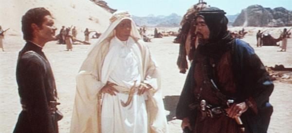 Bild 1 von 4: E. Lawrence (Peter O'Toole, Mitte) kann Sherif Ali ibn el Kharisch (Omar Sharif, links) und Auda Abu Tayi (Anthony Quinn, rechts) von seiner Mission überzeugen.