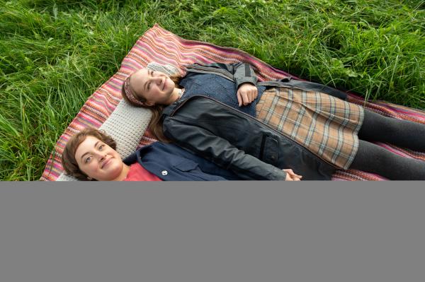Bild 1 von 27: Paulina (Tabea Hug, li.) und Martha (Elea Krütten, re.) machen einen romantischen Ausflug ins Grüne.