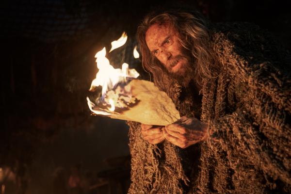 Bild 1 von 6: Der Fremde (Daniel Weyman), der im Lager der Harfüße gelandet ist, versucht seinen Bestimmungsort herauszufinden.