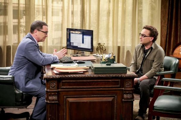 Bild 1 von 8: Präsident Siebert (Joshua Malina, l.); Leonard (Johnny Galecki, r.)
