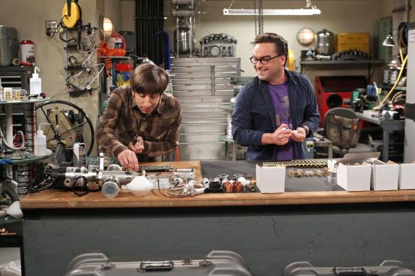 Bild 1 von 7: Howard (Simon Helberg, l.) und Leonard (Johnny Galecki, r.) wollen unbedingt zu einer Filmpremiere gehen und belügen deshalb Penny und Bernadette. Doch sie haben die Rechnung ohne Raj gemacht, denn der verpetzt seine Freunde bei ihren Ehefrauen ...